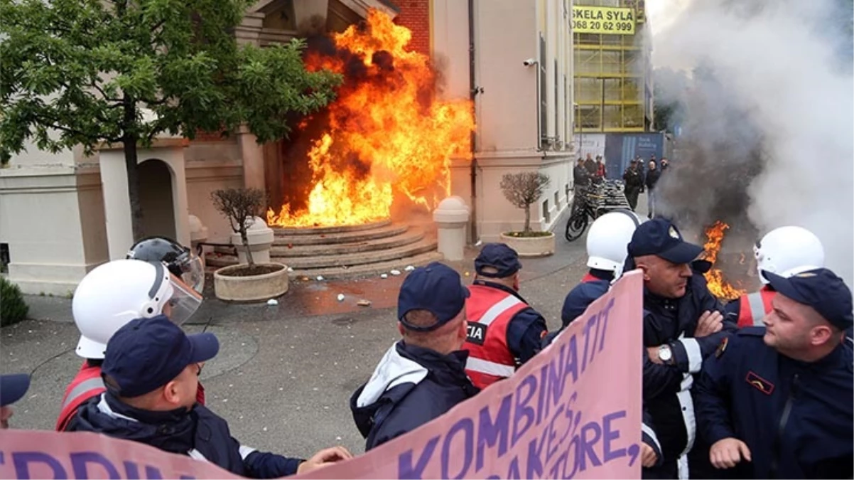 Arnavutluk'ta yolsuzlukları protesto eden öfkeli kalabalık belediye binasını yaktı