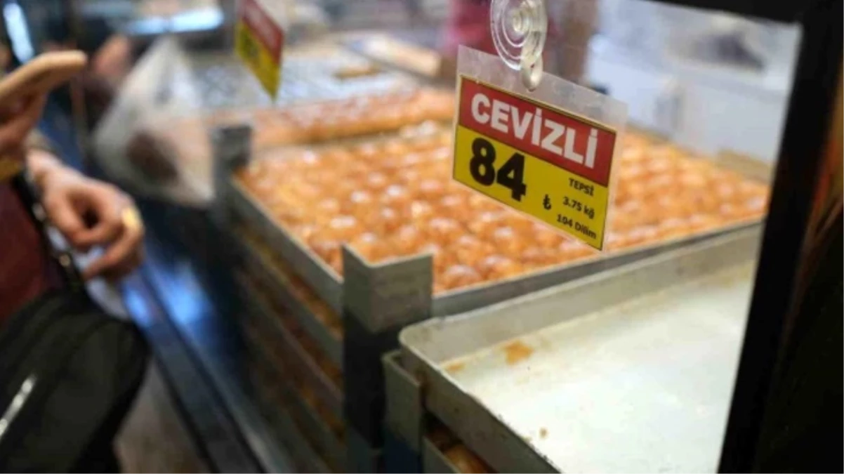 İstanbul'da bayram öncesi ucuz baklava kuyruğu